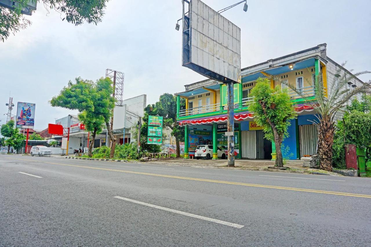 Oyo 91825 Ayu Lestari Homestay Nganjuk Exterior photo