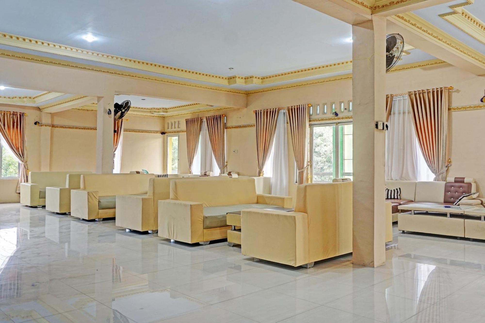 Oyo 91825 Ayu Lestari Homestay Nganjuk Exterior photo